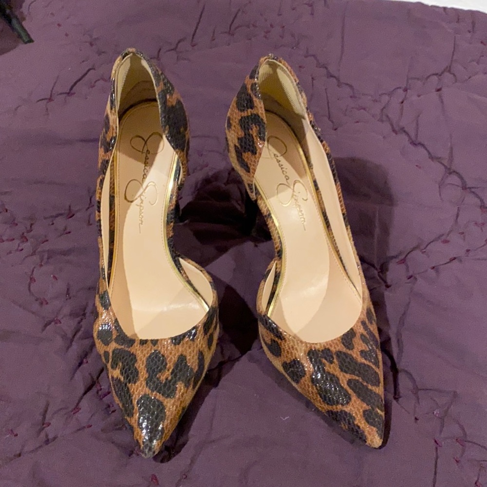 Leopard print pumps